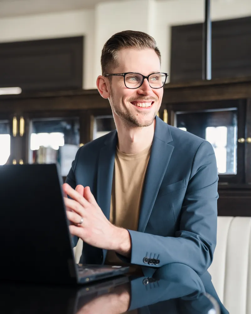 Tobias Schnitzler am Laptop im Gespräch