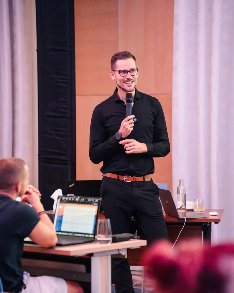 Tobias Schnitzler leitet einen Workshop, Teilnehmer arbeiten an Laptops